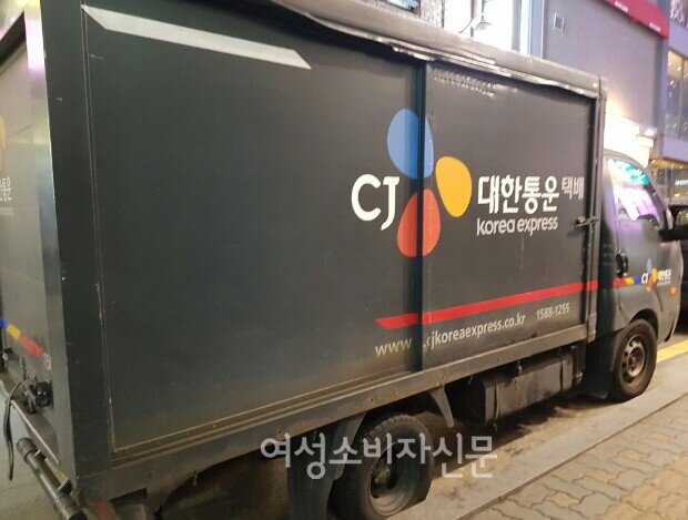 웹진 인벤 : 맘대로 들어오고, 택배는 발로 차고… CJ대한통운 택배기사 불친절 ‘도마 위’ - 오픈이슈갤러리 맘대로 들어오고, 택배는 발로... 