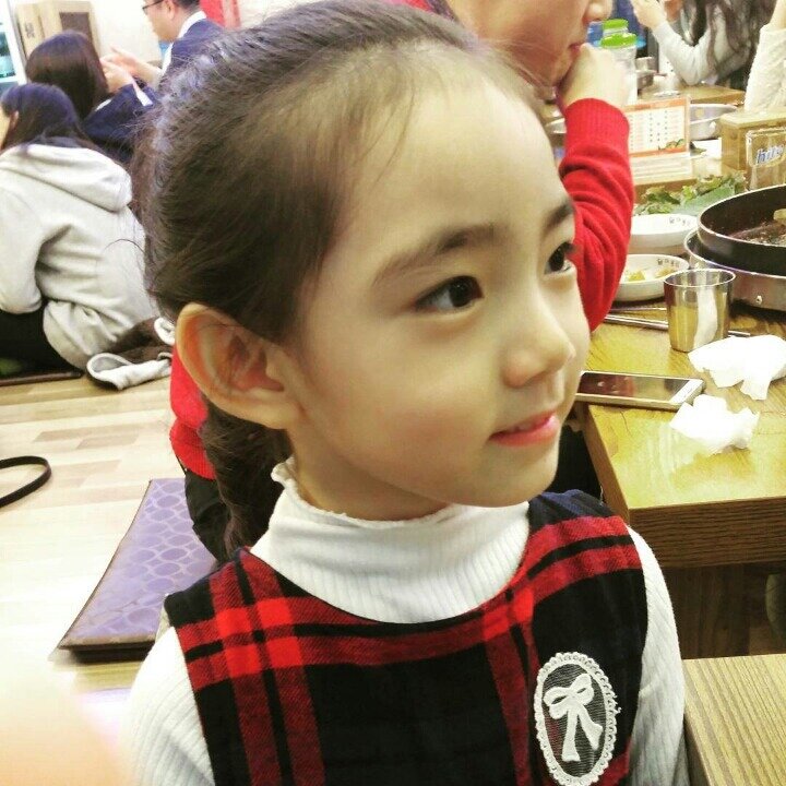 웹진 인벤 : 벌써 얼굴이 완성된것만 같은 6살 여자아이 키즈모델 - 오픈이슈갤러리 벌써 얼굴이 완성된것만 같은 6살 여자아이 키즈모델