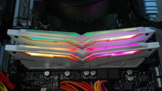 TeamGroup T-Force DDR4 Night Hawk RGB 화이트