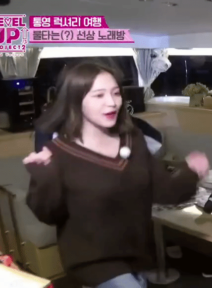 오버워치2 인벤 : 노래방에서 덩실덩실 춤추는 예림이.gif - 오버워치2 인벤 자유게시판 노래방에서 덩실덩실 춤추는 예림이.gif